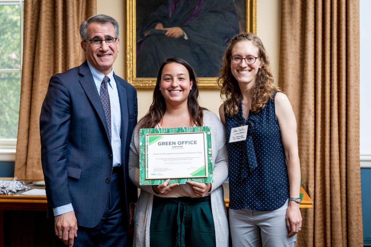 Oshkoshs tubbs receives sustainability champion award